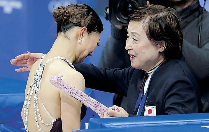 演技を終え涙する坂本花織（左）を迎える中野園子コーチ＝１９日