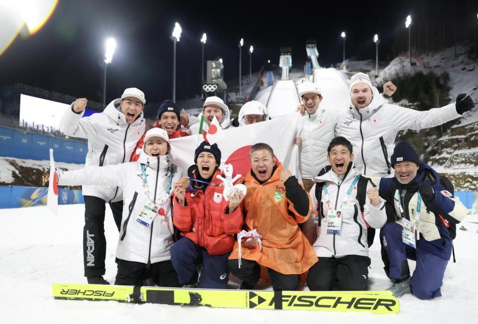 銅メダルを獲得し、父・学さん（中央右）、コーチ陣と喜ぶ二階堂蓮＝９日