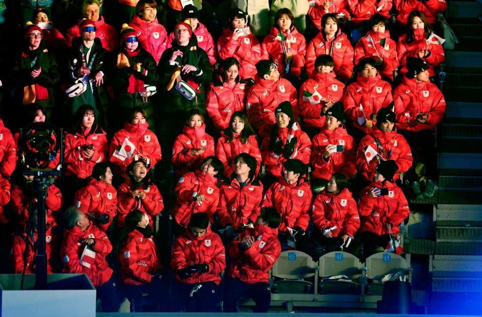 閉会式に出席した日本選手団＝22日、イタリア・ベローナ（共同）