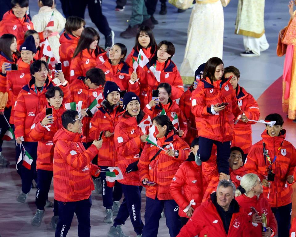 閉会式で入場する日本選手団＝22日、イタリア・ベローナ（代表撮影・共同）