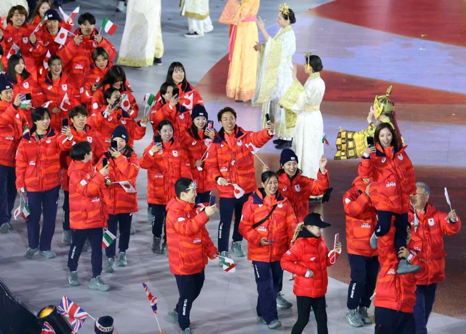 閉会式で入場する日本選手団＝22日、イタリア・ベローナ（代表撮影・共同）