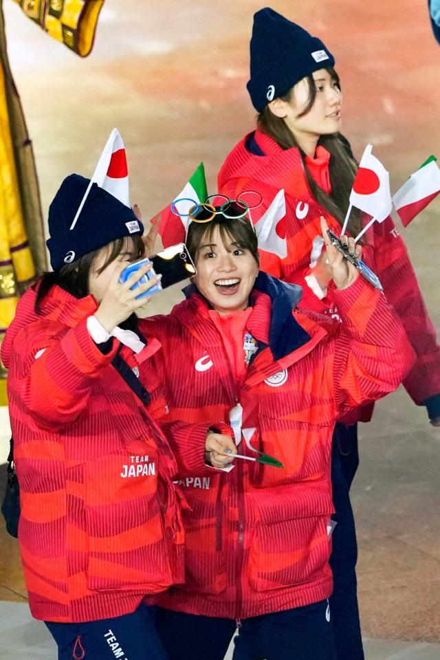 閉会式で入場するショートトラックの長森遥南（手前右）＝22日、イタリア・ベローナ（共同）