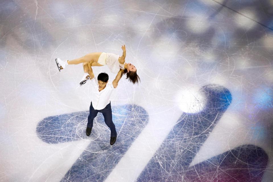 エキシビションで演技するペアの三浦璃来（上）、木原龍一組＝２１日（共同）