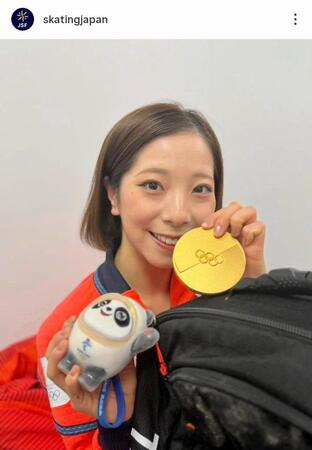 三浦のリュックにつけられた北京五輪公式マスコットのビン・ドゥンドゥン。日本スケート連盟の公式インスタグラム（ｓｋａｔｉｎｇｊａｐａｎ）より