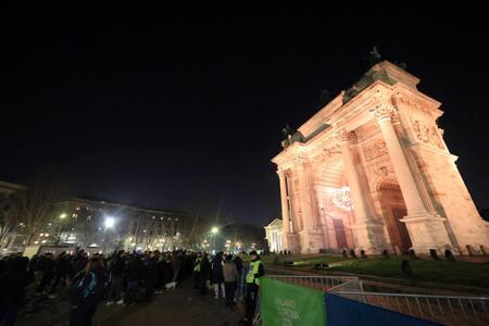 　ベローナで閉会式が行われている時、ミラノの平和の門に設置された聖火台を見つめる人たち＝ミラノ市内（撮影・吉澤敬太）