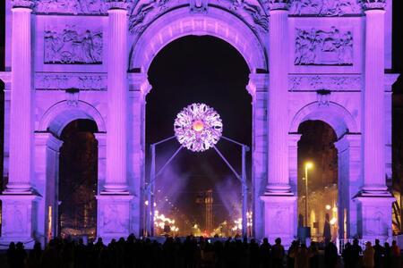 　ベローナで閉会式が行われている時、様々な色にライトアップされ、変形するミラノの平和の門に設置された聖火台＝ミラノ市内（撮影・吉澤敬太）