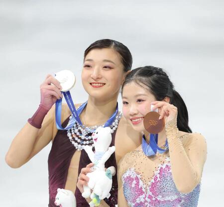 　笑顔で銀メダルを掲げる坂本花織（左）と銅メダルを掲げる中井亜美＝１９日