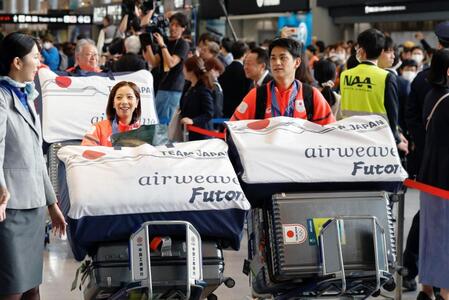 ミラノ・コルティナ冬季五輪を終えて帰国したフィギュアスケートペアの三浦璃来（左）と木原龍一