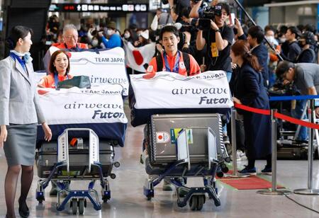 ミラノ・コルティナ冬季五輪を終えて帰国したフィギュアスケートペアの（右から）木原龍一と三浦璃来