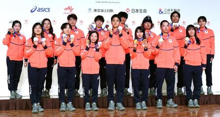 メダルを手に笑顔を見せる（前列左から）坂本花織、鍵山優真、三浦璃来、木原龍一、村瀬心椛、木村葵来、深田茉莉（後列左から）中井亜美、吉田唄菜、森田真沙也、佐藤駿、木俣椋真、長谷川帝勝、堀島行真、野明花菜（撮影・佐藤厚）