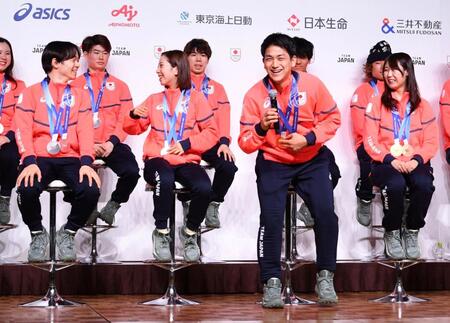 司会者から名前を間違われ、ずっこける木原龍一（中央右）と三浦璃来（同左）＝撮影・佐藤厚