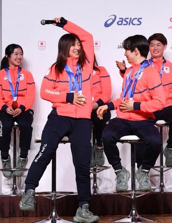 鍵山優真（右）からマイクを受け取る坂本花織（撮影・佐藤厚）