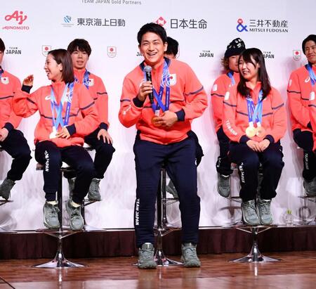 司会者から名前を間違われ、爆笑する木原龍一（中央）と三浦璃来（同左）＝撮影・佐藤厚