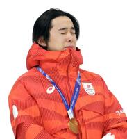 　国歌を聴きながら感極まる戸塚優斗