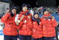 　メダル獲得し喜ぶ（左から）丸山希、小林陵侑、高梨沙羅、二階堂蓮