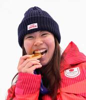 　女子スロープスタイルで金メダルを獲得し、ポーズをとる深田茉莉