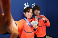 　メダルを手に笑顔を見せる鍵山優真（左）と佐藤駿（代表撮影）