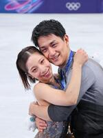 １６日のペアで金メダルを獲得し、抱き合って喜ぶ三浦璃来（左）と木原龍一組