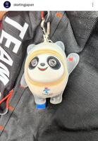 三浦のリュックにつけられた北京五輪公式マスコットのビン・ドゥンドゥン。日本スケート連盟の公式インスタグラム（ｓｋａｔｉｎｇｊａｐａｎ）より