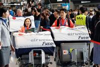 ミラノ・コルティナ冬季五輪を終えて帰国したフィギュアスケートペアの三浦璃来（左）と木原龍一