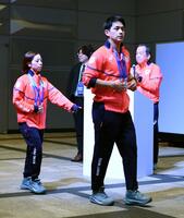 会見場に入る木原龍一（右）と三浦璃来＝撮影・佐藤厚