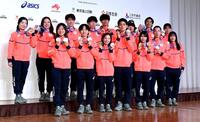 メダルを手に笑顔を見せる（前列左から）坂本花織、鍵山優真、三浦璃来、木原龍一、村瀬心椛、木村葵来、深田茉莉（後列左から）中井亜美、吉田唄菜、森田真沙也、佐藤駿、木俣椋真、長谷川帝勝、堀島行真、野明花菜（撮影・佐藤厚）