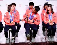 司会者から名前を間違われ、ずっこける木原龍一（中央）と三浦璃来（左）＝撮影・佐藤厚