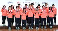 メダルを手に笑顔を見せる（前列左から）坂本花織、鍵山優真、三浦璃来、木原龍一、村瀬心椛、木村葵来、深田茉莉（後列左から）中井亜美、吉田唄菜、森田真沙也、佐藤駿、木俣椋真、長谷川帝勝、堀島行真、野明花菜（撮影・佐藤厚）