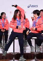 鍵山優真（右）からマイクを受け取る坂本花織（撮影・佐藤厚）