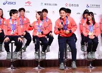 司会者から名前を間違われ、ずっこける木原龍一（中央右）と三浦璃来（同左）＝撮影・佐藤厚