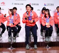 司会者から名前を間違われ、爆笑する木原龍一（中央）と三浦璃来（同左）＝撮影・佐藤厚