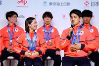 帰国し、記者会見するフィギュアスケートの三浦璃来（前列左）と木原龍一（同右）ら＝24日午後、東京都内