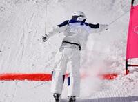 後ろ向きでゴールした堀島行真＝１５日（共同）