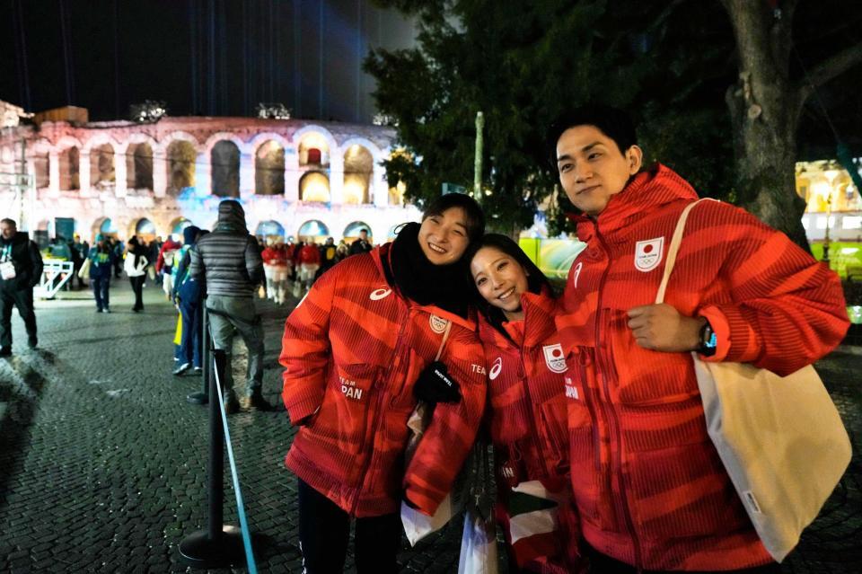 　閉会式を終え、笑顔で引き揚げるフィギュアスケートの（左から）坂本花織、三浦璃来、木原龍一