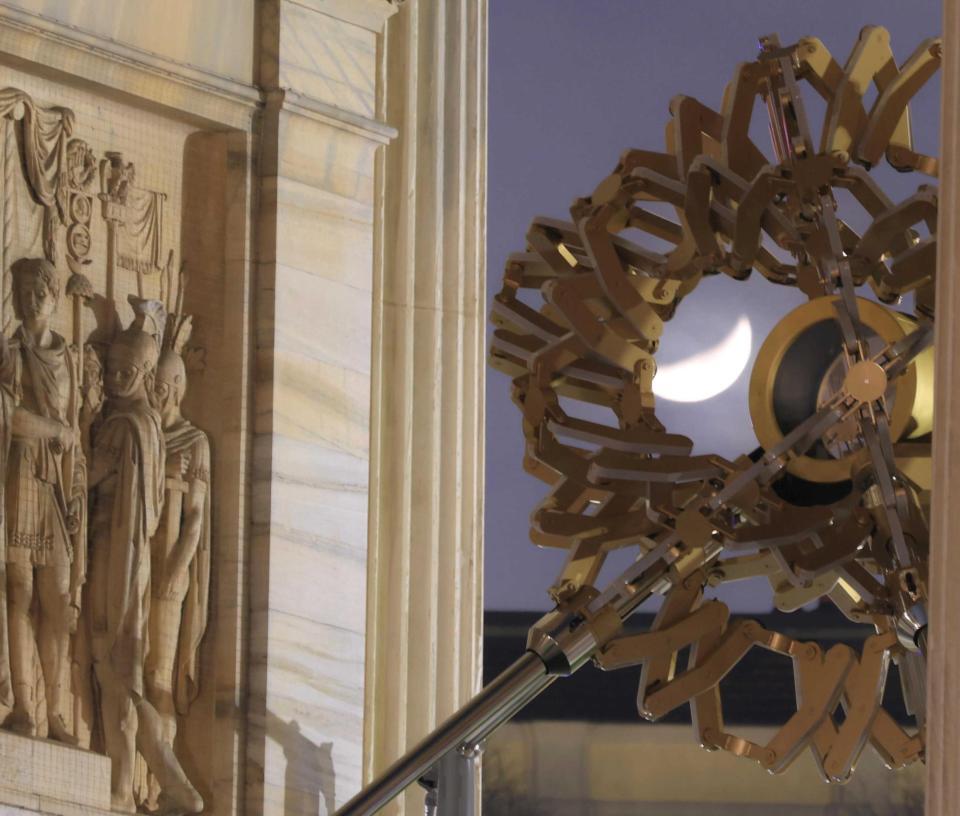 　聖火が消えた聖火台の向こうに三日月が浮かぶ＝ミラノ市内の平和の門（撮影・吉澤敬太）