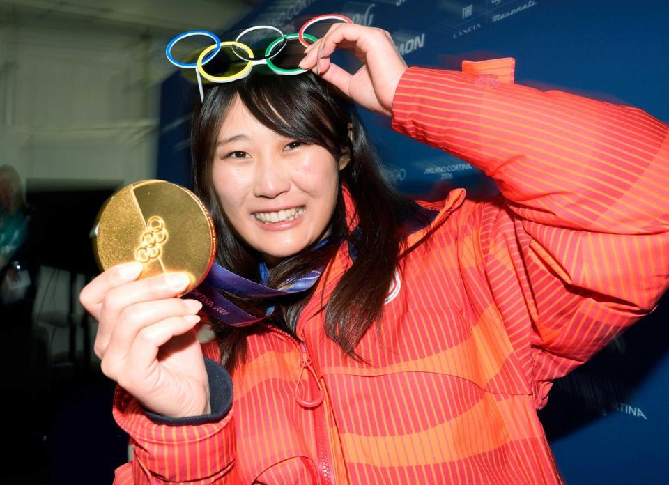 　女子ビッグエアで金メダルを獲得し、笑顔で撮影に応じる村瀬心椛