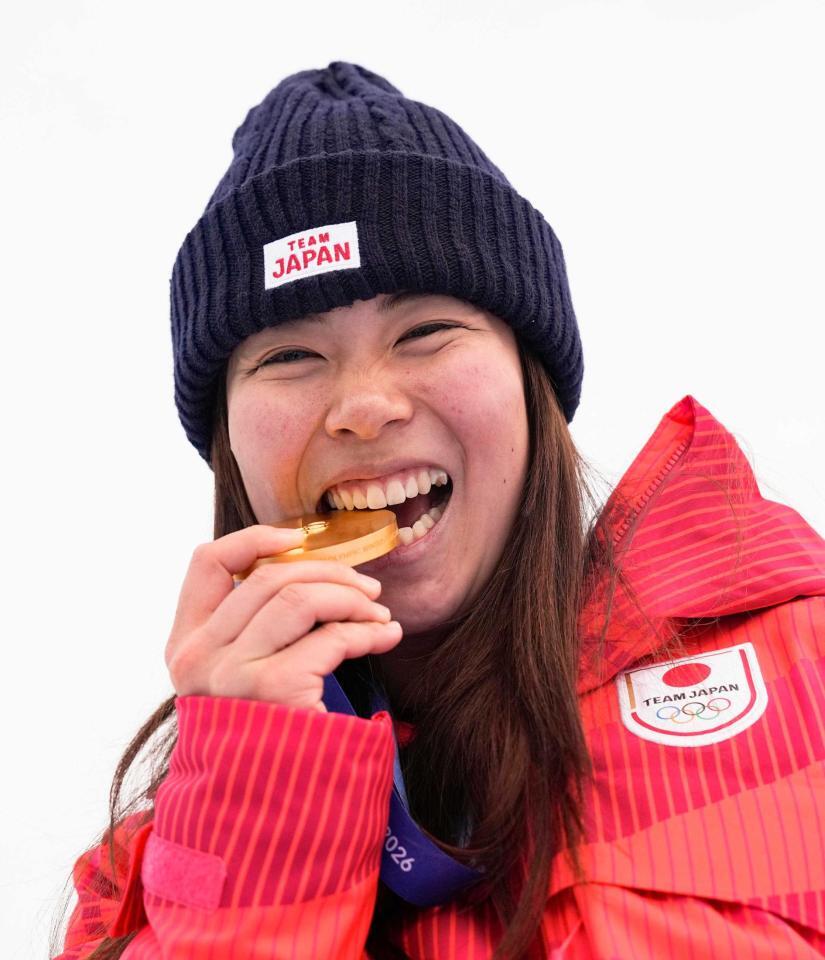 　女子スロープスタイルで金メダルを獲得し、ポーズをとる深田茉莉