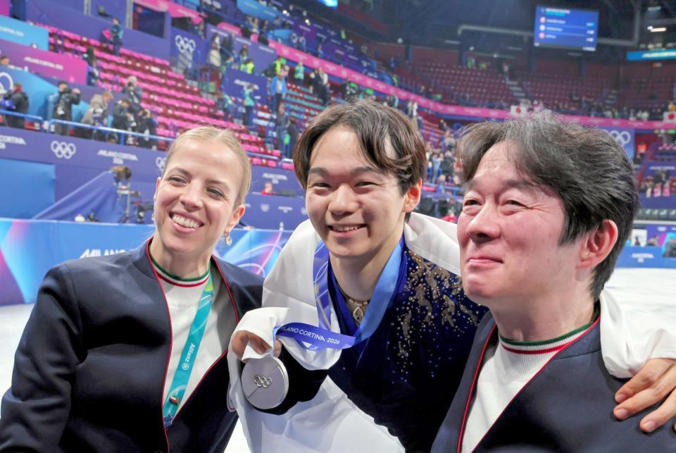 銀メダルを手に、父の正和コーチ（右）、カロリナ・コストナー・コーチ（左）と喜ぶ鍵山優真＝１３日