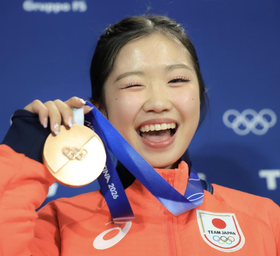 銅メダルを手にウインクする中井亜美＝２０日