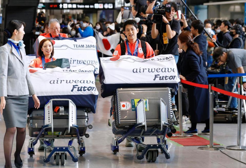 ミラノ・コルティナ冬季五輪を終えて帰国したフィギュアスケートペアの（右から）木原龍一と三浦璃来