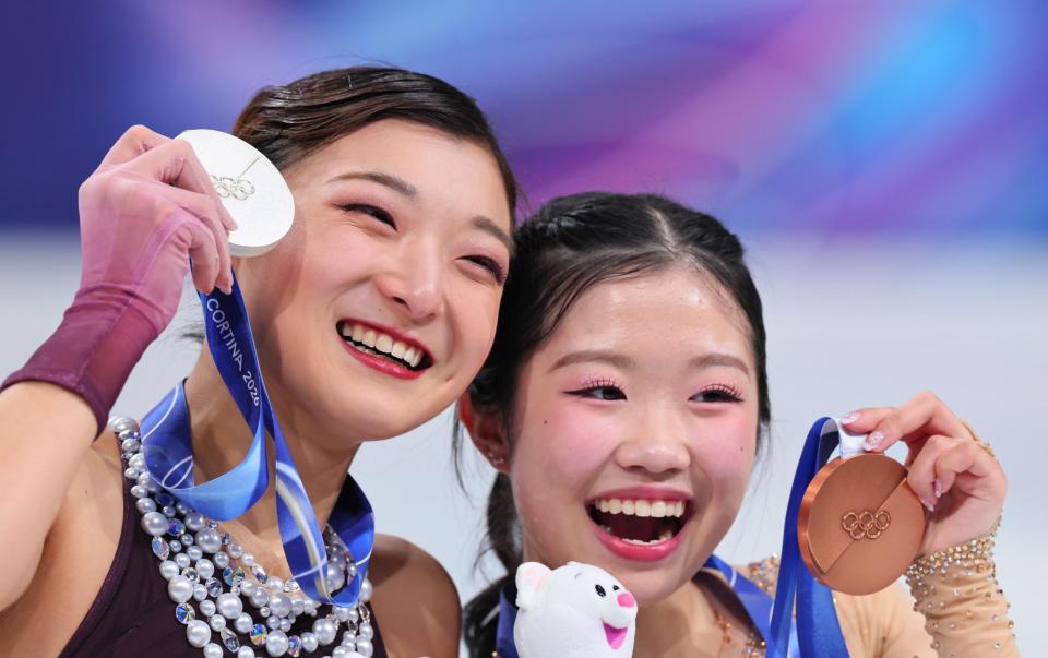 笑顔でメダルを掲げる坂本花織（左）と中井亜美＝１９日