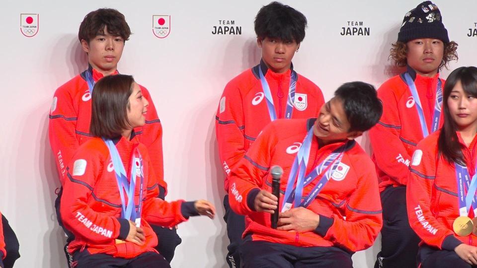 苗字を木村と呼び間違えられずっこける木原龍一（中央）とペアを組む三浦璃来（左）