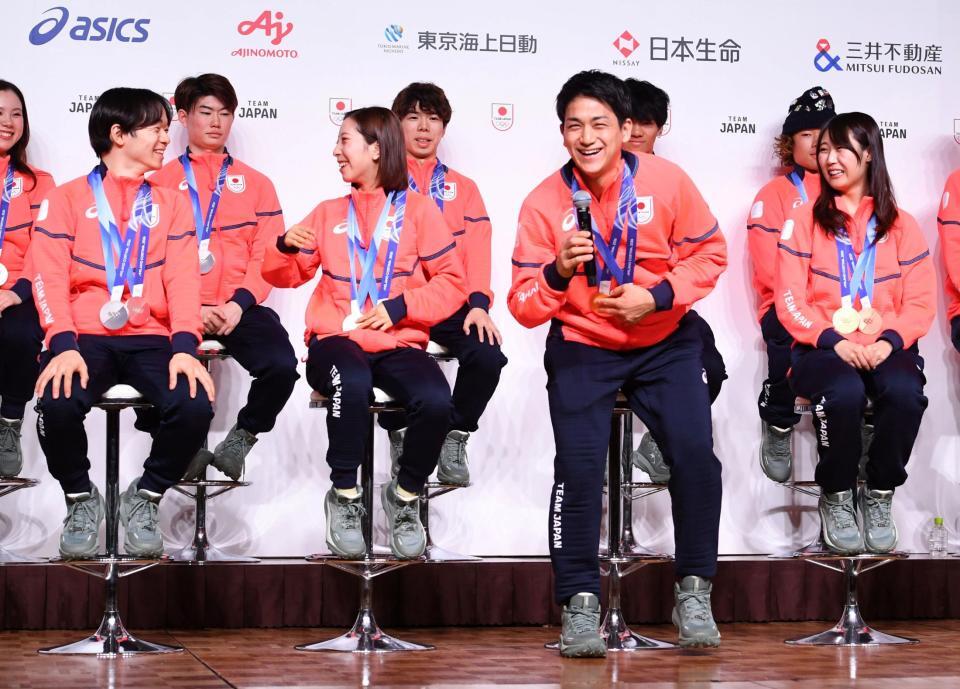 司会者から名前を間違われ、ずっこける木原龍一（中央右）と三浦璃来（同左）＝撮影・佐藤厚