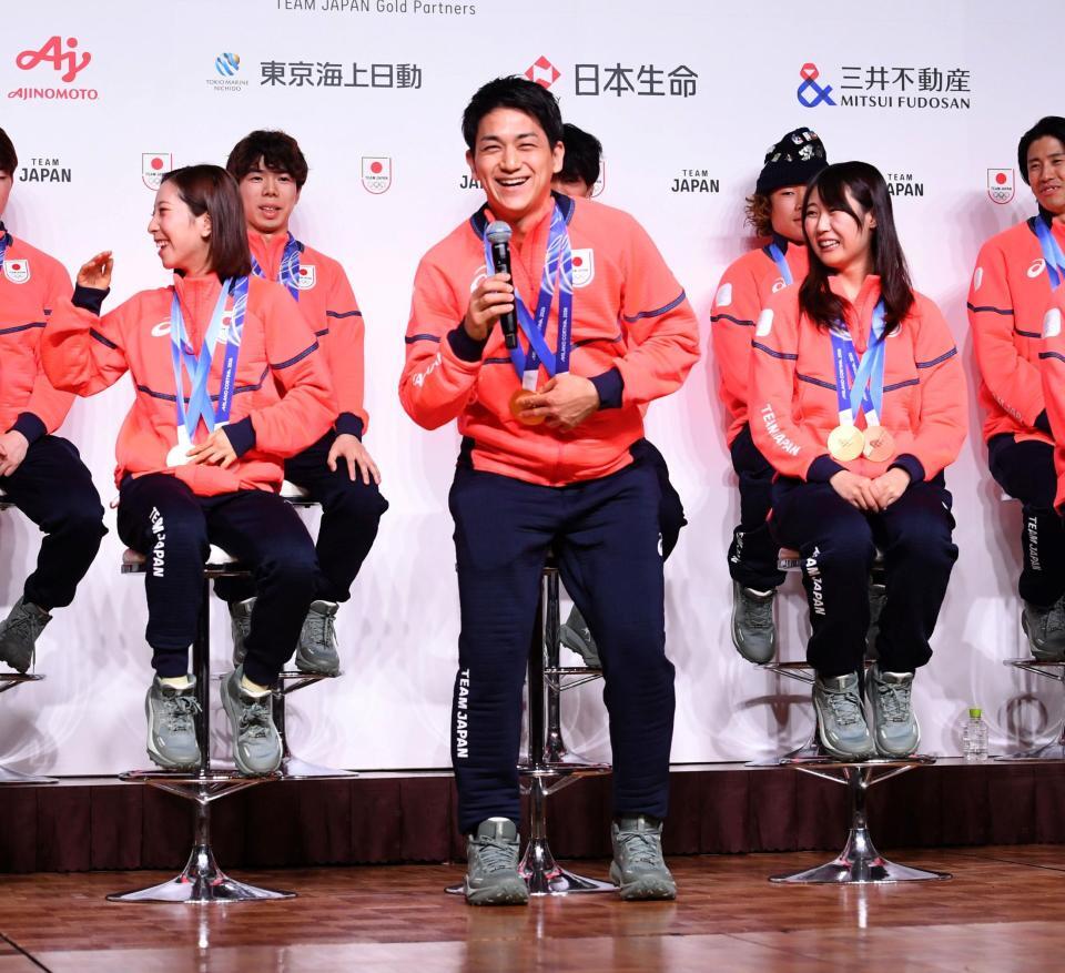 司会者から名前を間違われ、爆笑する木原龍一（中央）と三浦璃来（同左）＝撮影・佐藤厚