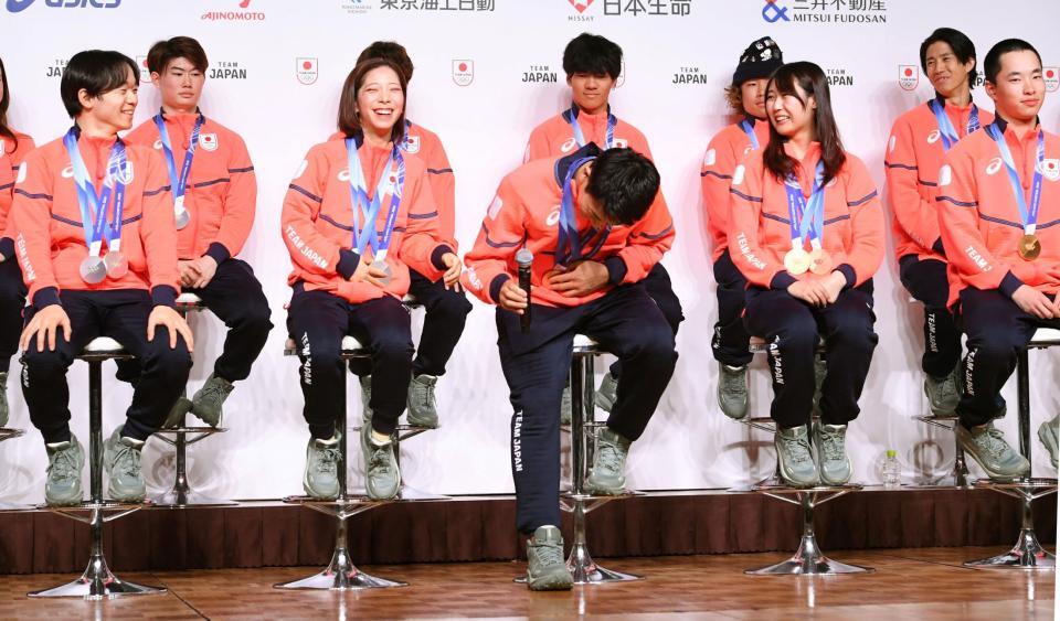 司会者から名前を間違われ、ずっこける木原龍一（中央右）と三浦璃来（同左）＝撮影・佐藤厚