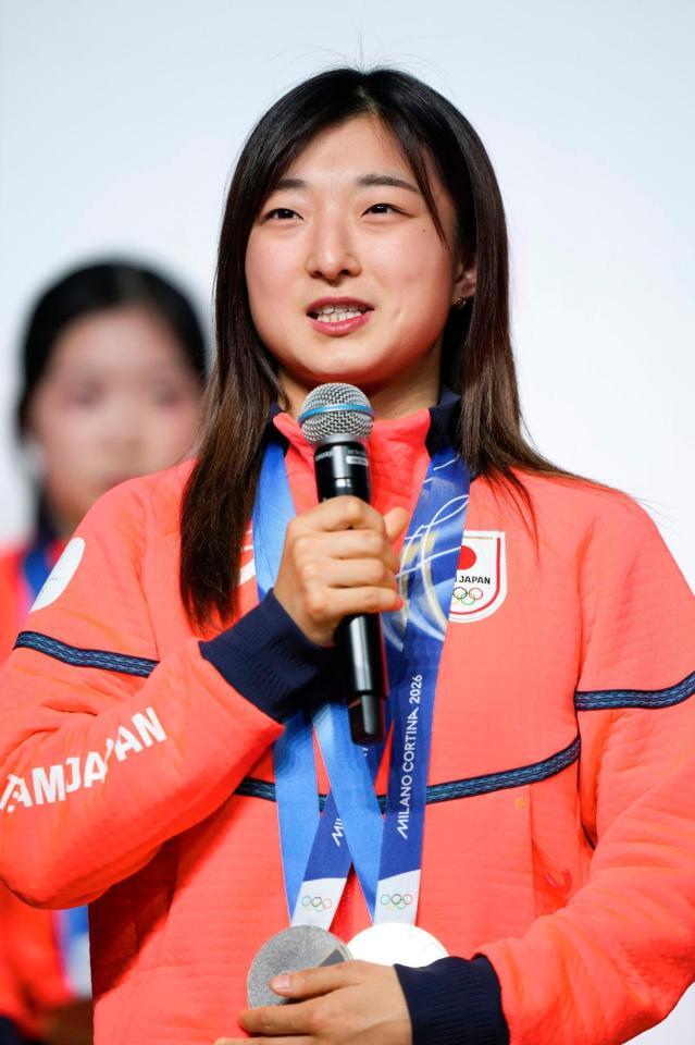 帰国し、記者会見するフィギュアスケートの坂本花織＝24日午後、東京都内