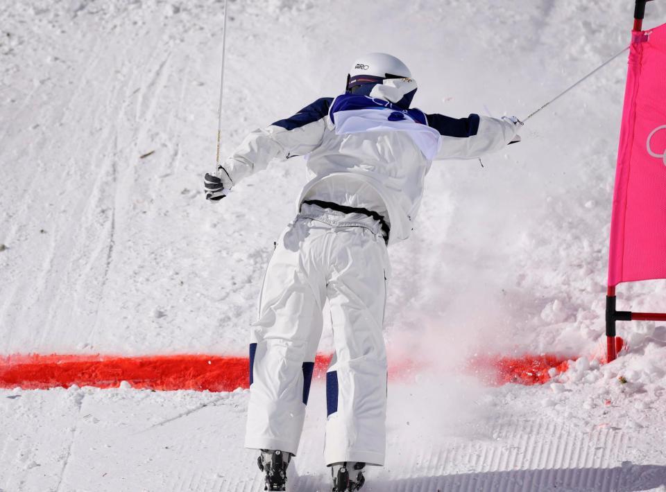 後ろ向きでゴールした堀島行真＝１５日（共同）
