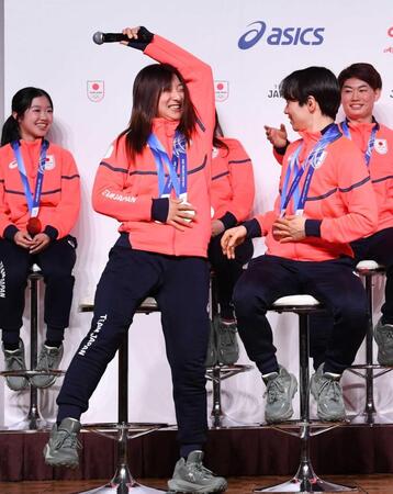　鍵山優真（右）からマイクを受け取る坂本花織