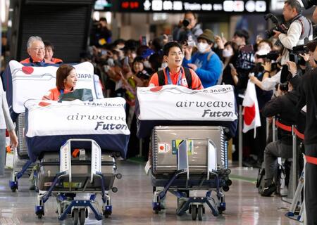 　帰国した三浦璃来（手前左）と木原龍一