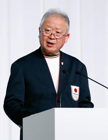 ミラノ・コルティナ冬季五輪日本選手団の解団式であいさつする伊東秀仁団長